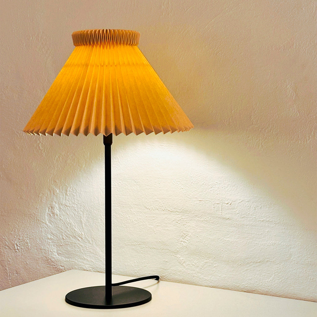 LE KLINT MODEL 334 Bordlampe Buttermilk (udstillingsmodel)