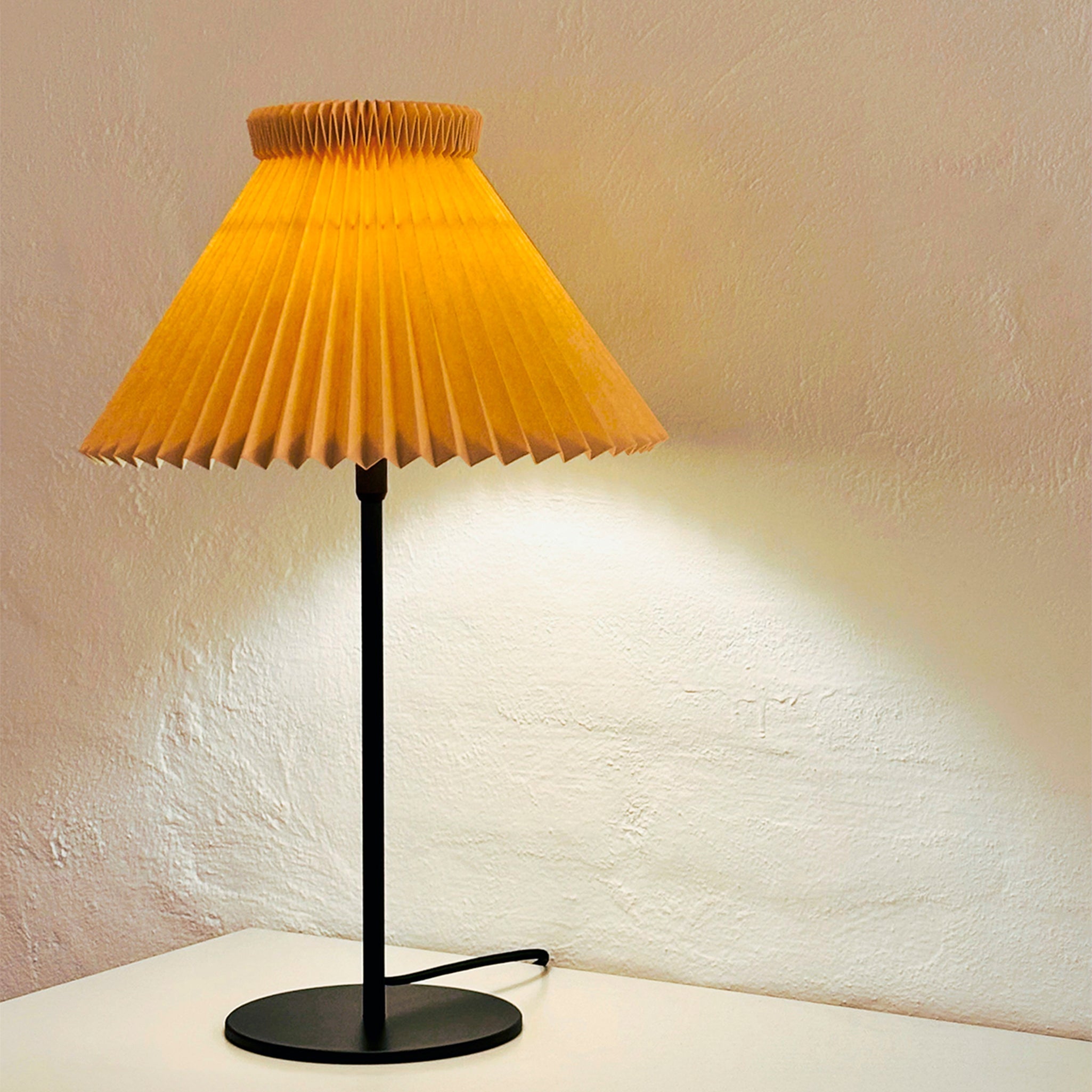 LE KLINT MODEL 334 Bordlampe Buttermilk (udstillingsmodel)